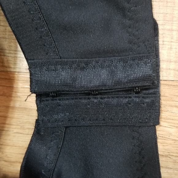 LAURA ASHLEY Black Lace Molded Cup Underwire Bra - 42D - Picture 10 of 13